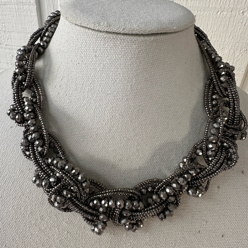 Interlocking swirled bead necklace